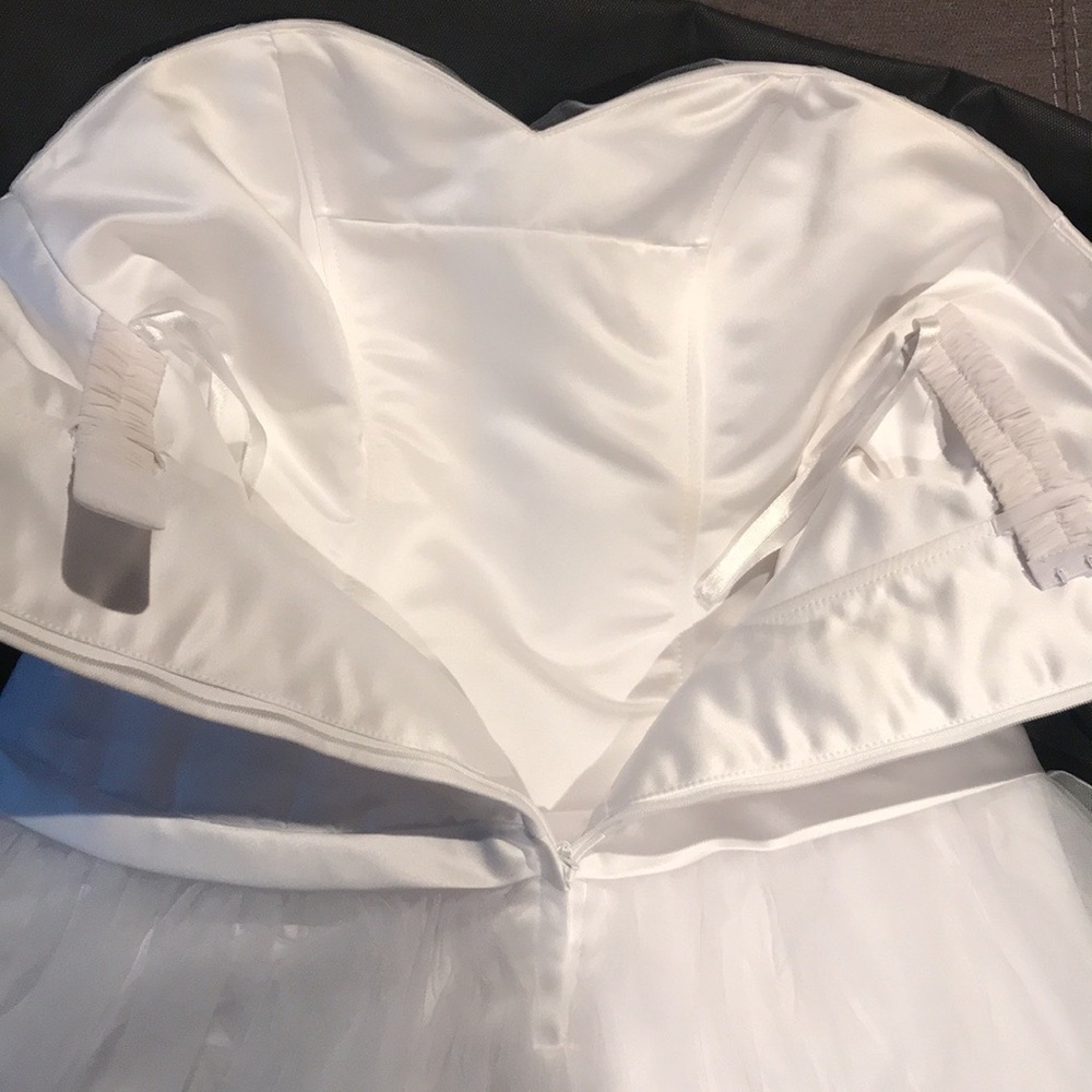 Lovely Wedding Dress - Picture 5 of 8